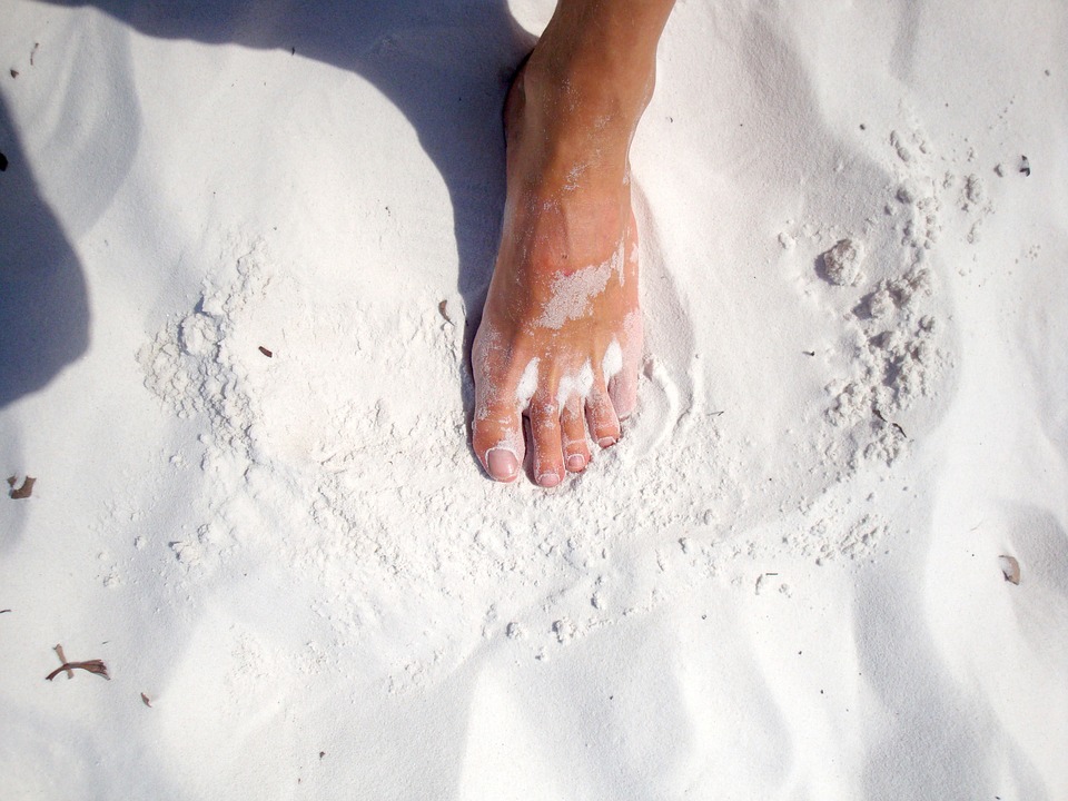 pie sobre la arena
