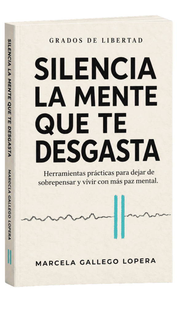 Portada del libro «Silencia la mente que te desgasta», de Marcela Gallego Lopera, con texto en negro y turquesa sobre fondo blanco. También se ven los subtítulos y el nombre de la autora, en los que se destacan técnicas para gestionar las emociones de forma saludable.